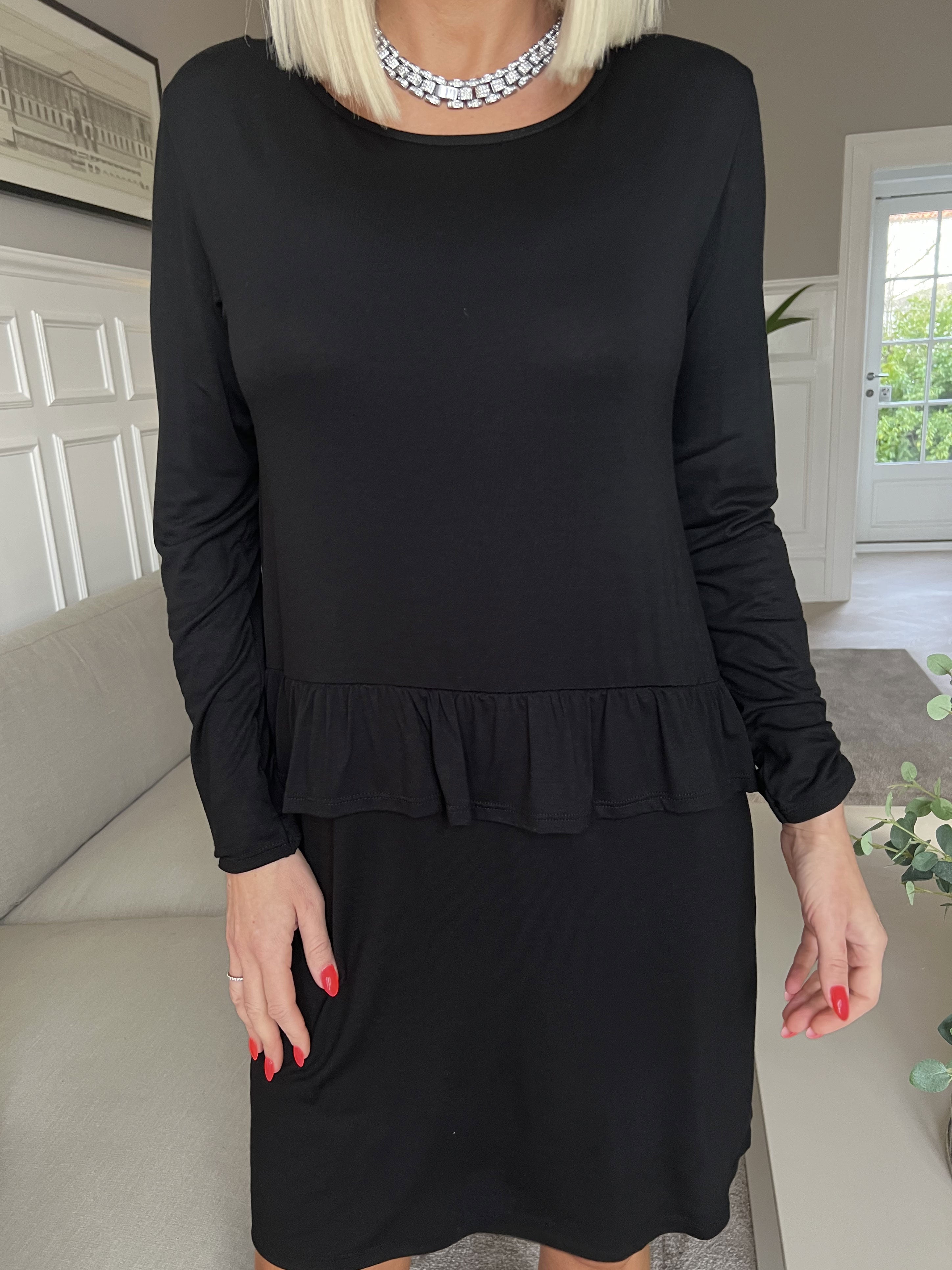 Vega - Solid jerseyklänning med söt volangkant